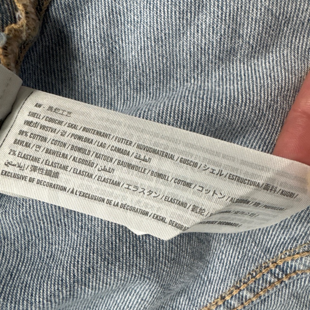 Hollister Women’s Xl but fits Large Light Wash Distressed Denim Jacket EUC - Picture 8 of 11
